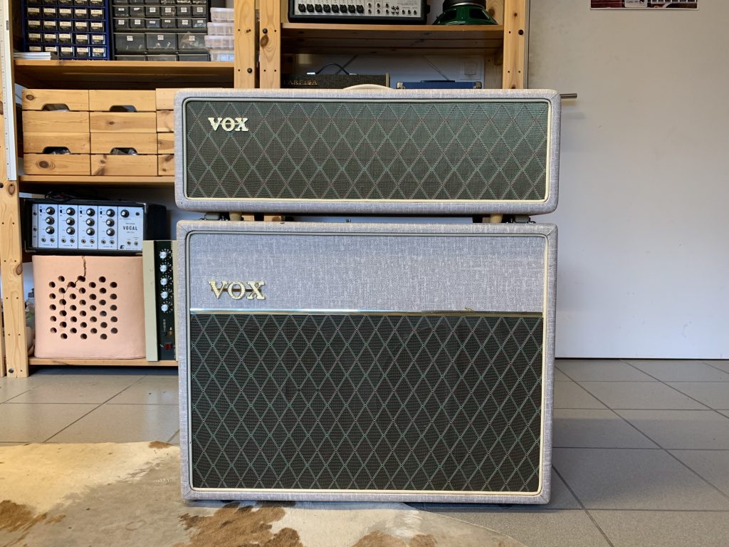 Foto van een moeilijk te vinden Vox AC30 handwired versterker inclusief matching cabinet te koop bij Dizzy Tones