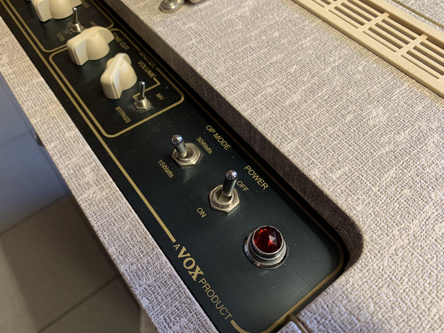 Foto van een moeilijk te vinden Vox AC30 handwired versterker inclusief matching cabinet te koop bij Dizzy Tones