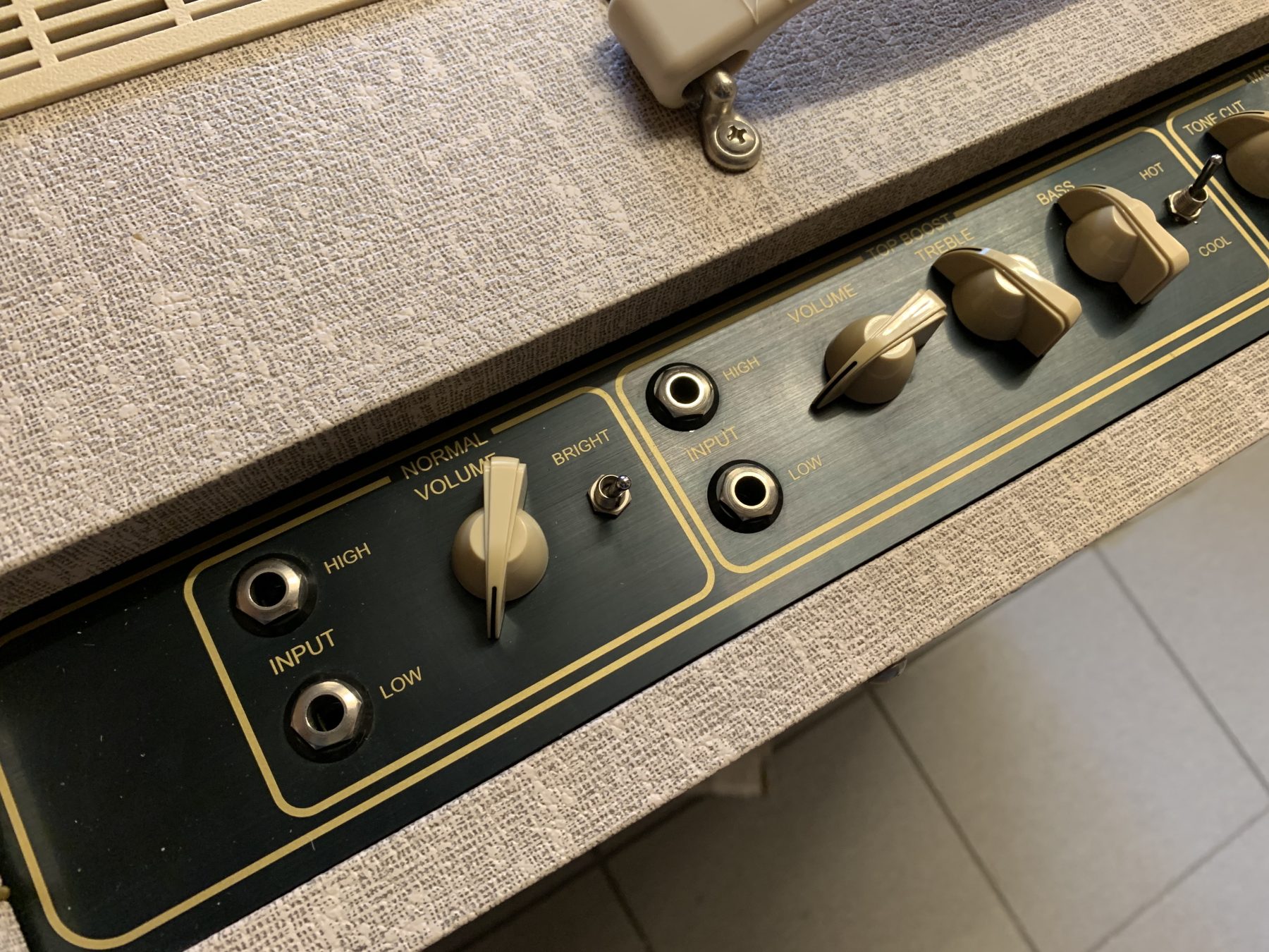 Foto van een moeilijk te vinden Vox AC30 handwired versterker inclusief matching cabinet te koop bij Dizzy Tones