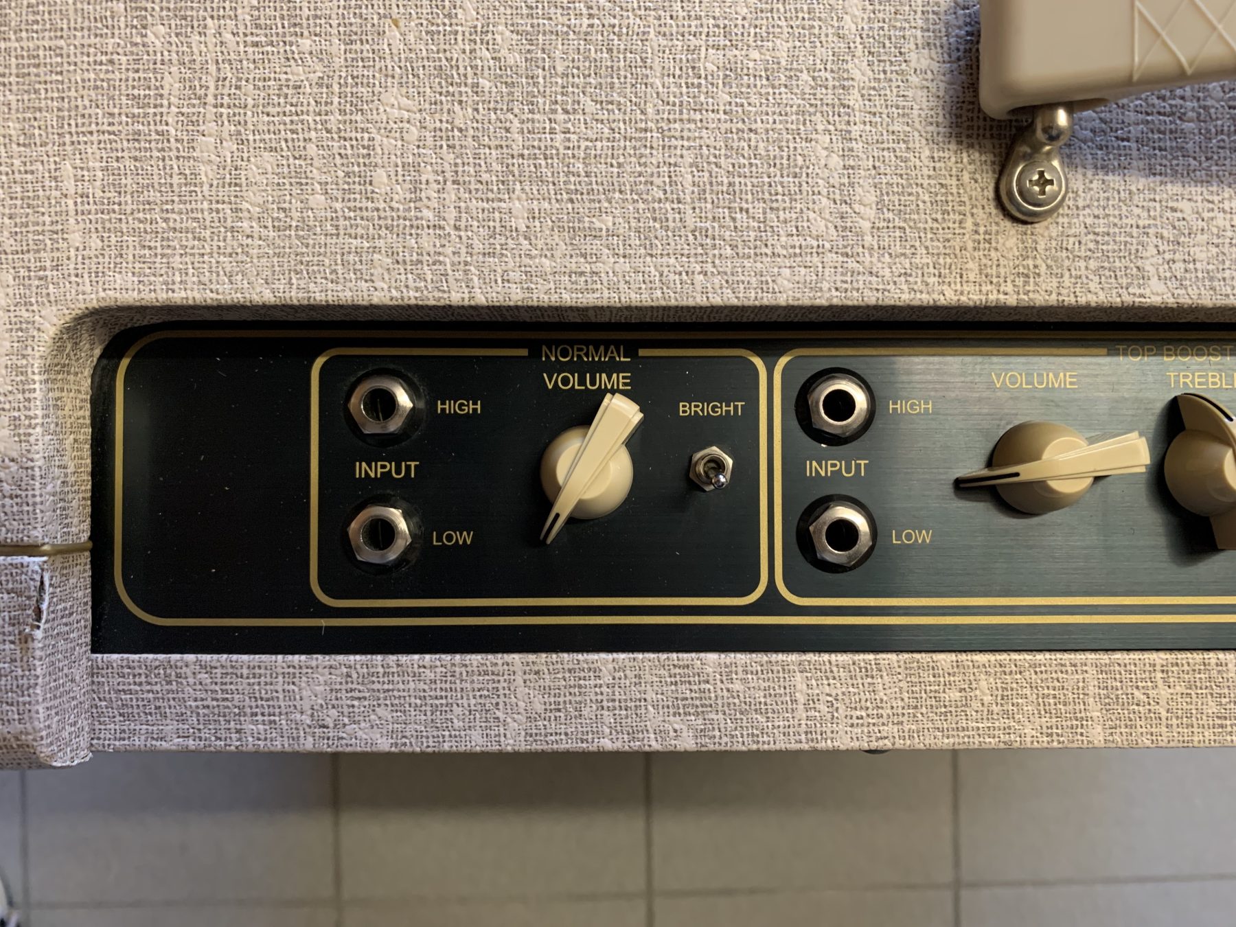 Foto van een moeilijk te vinden Vox AC30 handwired versterker inclusief matching cabinet te koop bij Dizzy Tones