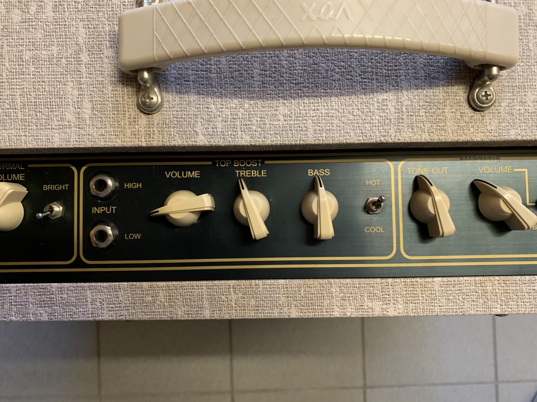 Foto van een moeilijk te vinden Vox AC30 handwired versterker inclusief matching cabinet te koop bij Dizzy Tones