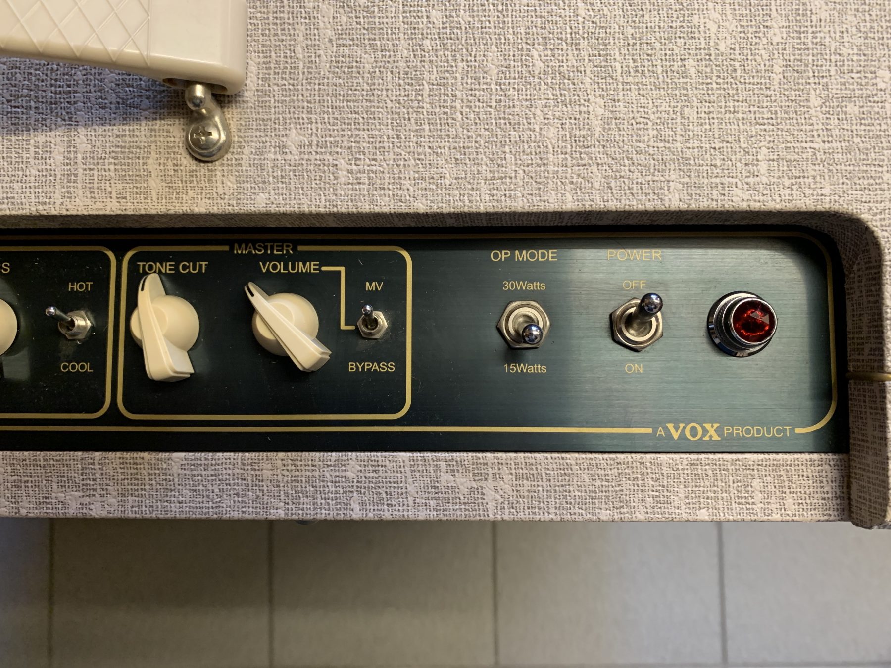 Foto van een moeilijk te vinden Vox AC30 handwired versterker inclusief matching cabinet te koop bij Dizzy Tones