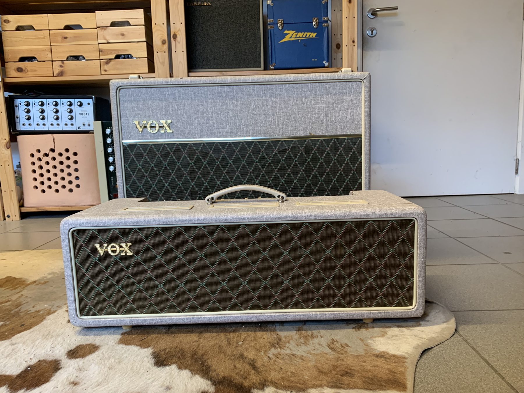 Foto van een moeilijk te vinden Vox AC30 handwired versterker inclusief matching cabinet te koop bij Dizzy Tones