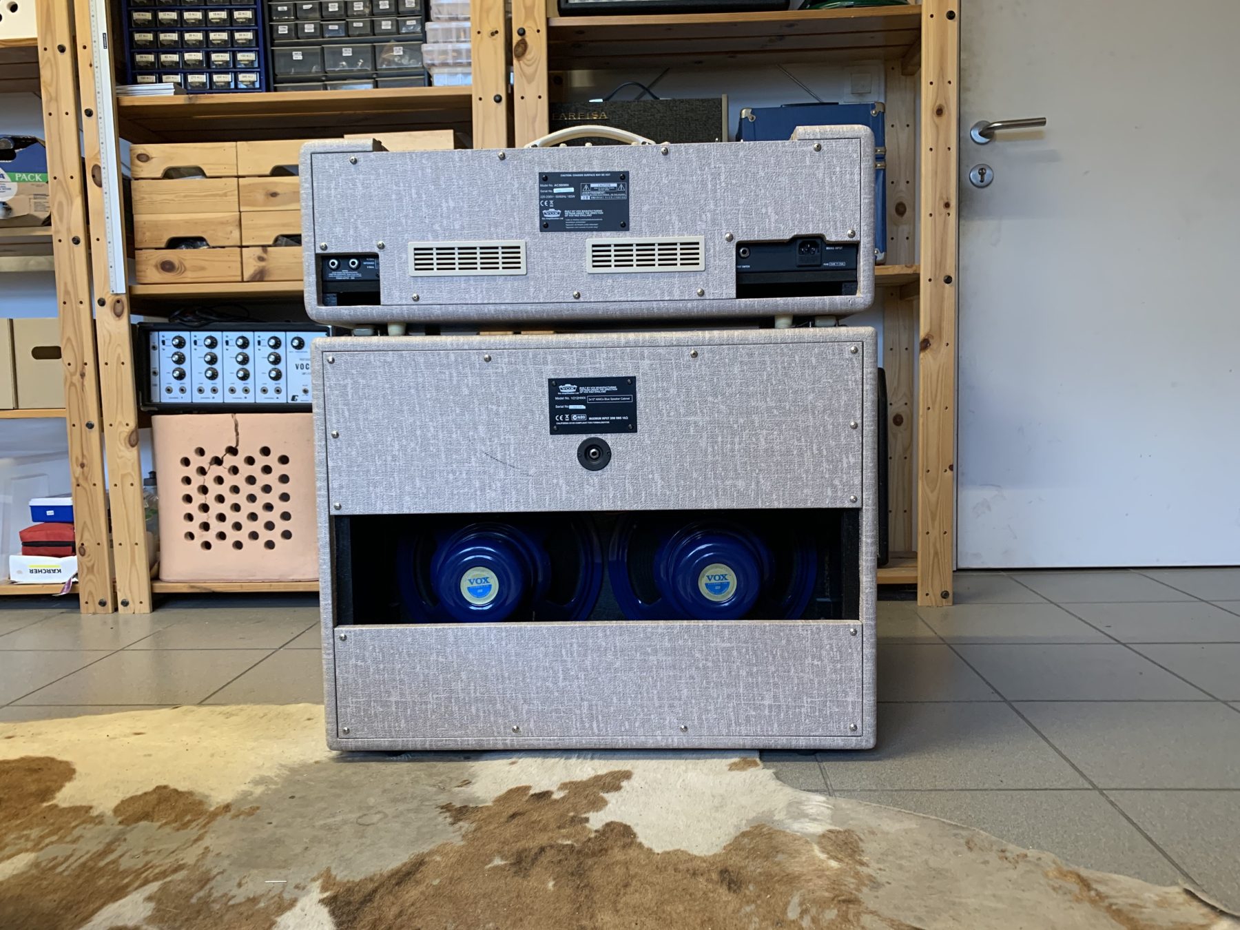 Foto van een moeilijk te vinden Vox AC30 handwired versterker inclusief matching cabinet te koop bij Dizzy Tones